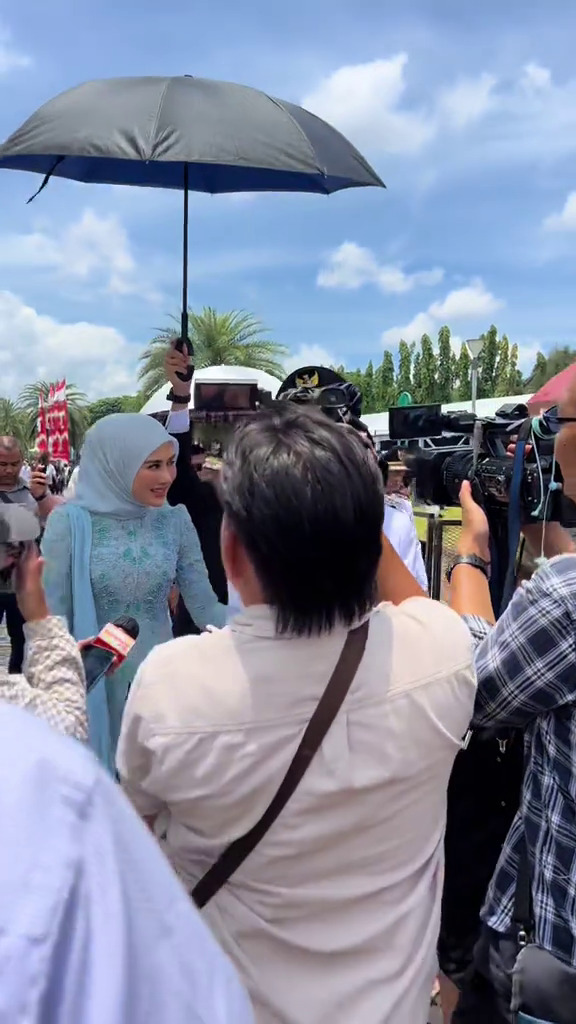 9 Potret Syahnaz Sadiqah dampingi Jeje Govinda saat pelantikan, gaya simpel pakai kebaya jadi sorotan