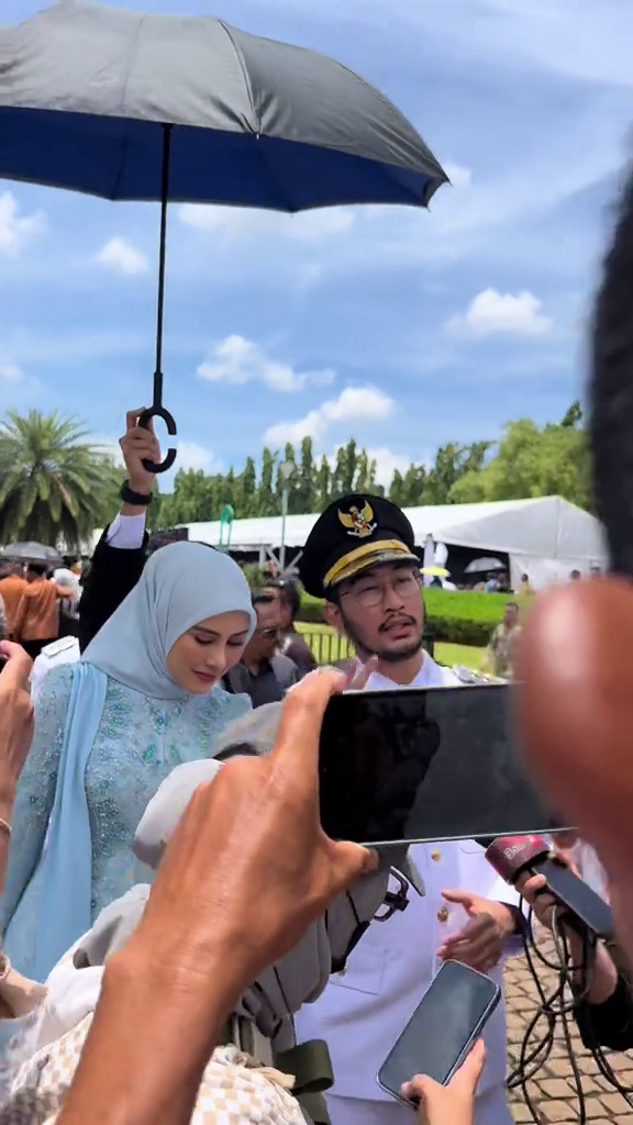 9 Potret Syahnaz Sadiqah dampingi Jeje Govinda saat pelantikan, gaya simpel pakai kebaya jadi sorotan