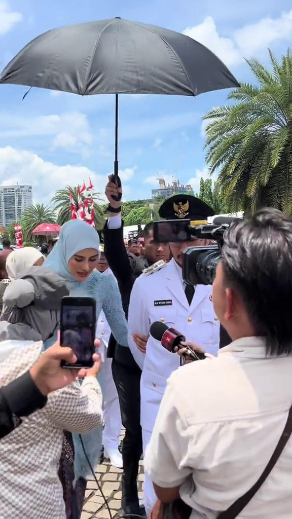 9 Potret Syahnaz Sadiqah dampingi Jeje Govinda saat pelantikan, gaya simpel pakai kebaya jadi sorotan