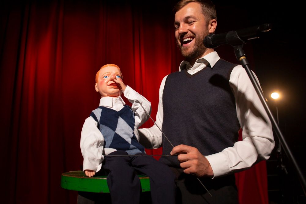 50 Pantun kocak selamat datang untuk berbagai acara, sambutan lucu yang bikin tamu betah