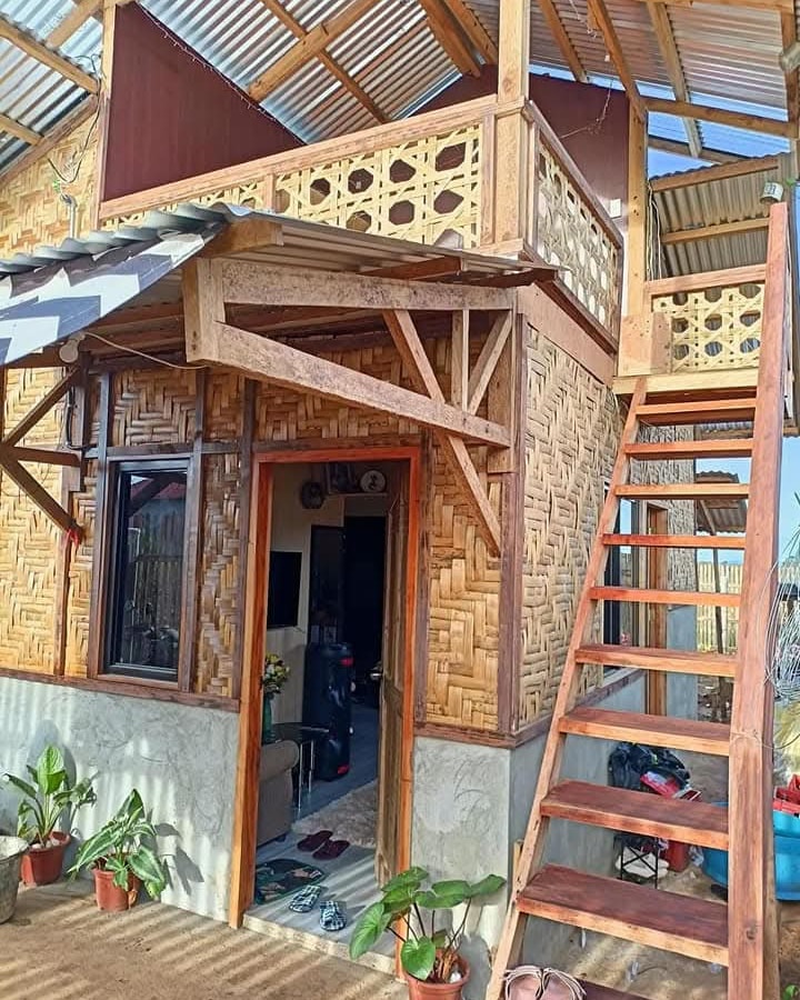 Dari depan tampak gubuk, 9 potret rumah bambu ini bukti sederhana tetap terasa mewah