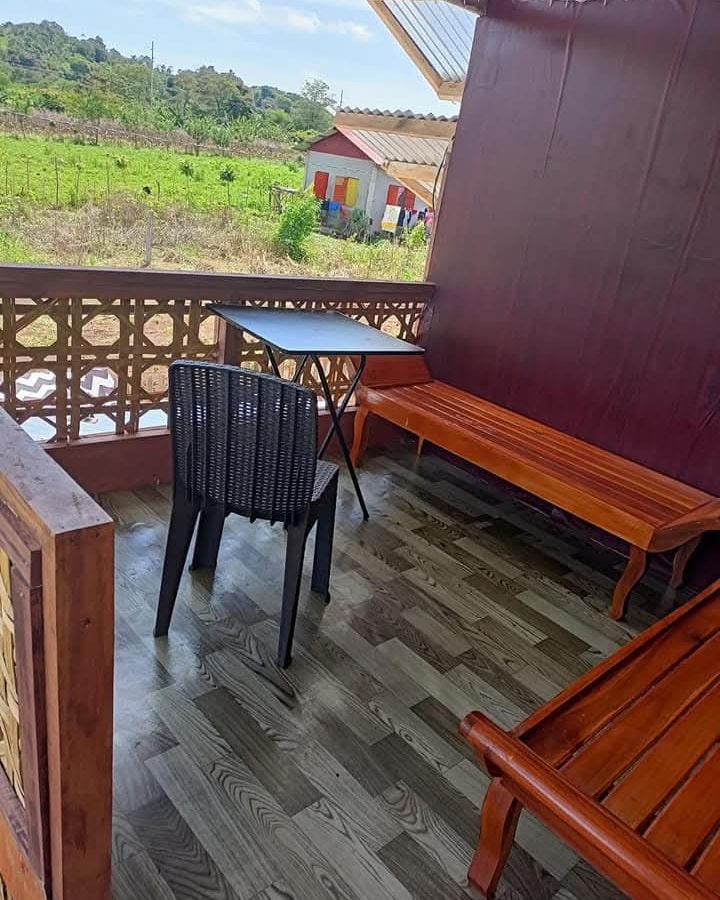 Dari depan tampak gubuk, 9 potret rumah bambu ini bukti sederhana tetap terasa mewah