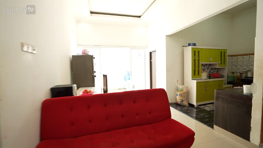 Haji Malih lebih 50 tahun jadi artis, huni rumah sederhana, 11 potret dapurnya sempit tapi estetik