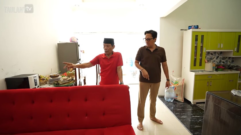 Haji Malih lebih 50 tahun jadi artis, huni rumah sederhana, 11 potret dapurnya sempit tapi estetik