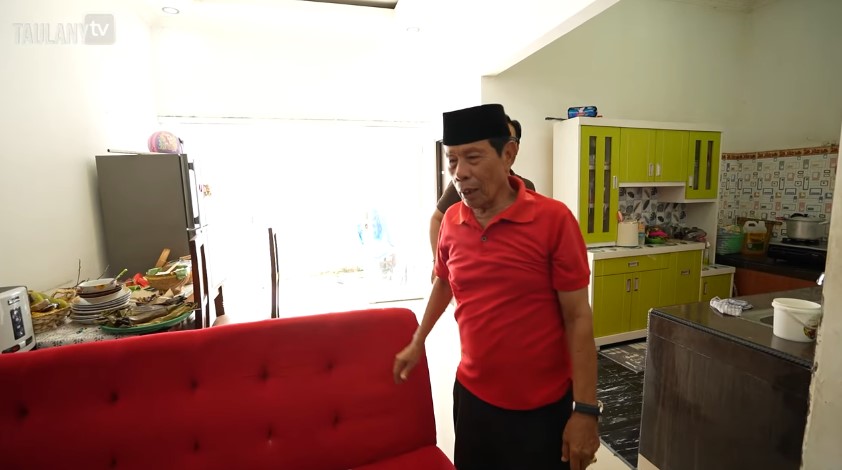 Haji Malih lebih 50 tahun jadi artis, huni rumah sederhana, 11 potret dapurnya sempit tapi estetik