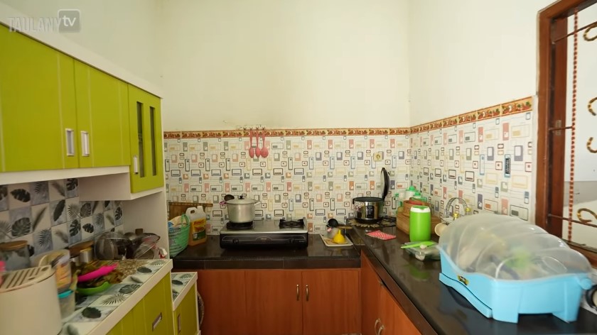 Haji Malih lebih 50 tahun jadi artis, huni rumah sederhana, 11 potret dapurnya sempit tapi estetik