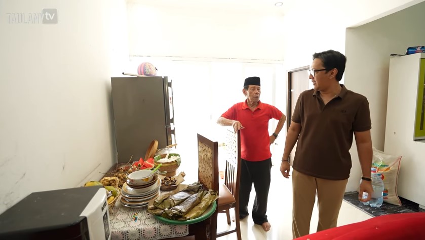 Haji Malih lebih 50 tahun jadi artis, huni rumah sederhana, 11 potret dapurnya sempit tapi estetik