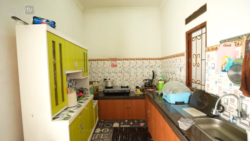 Haji Malih lebih 50 tahun jadi artis, huni rumah sederhana, 11 potret dapurnya sempit tapi estetik