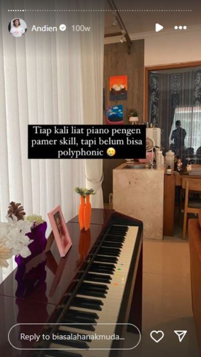 Andien huni rumah bak galeri seni tapi dapurnya penuh perabot semrawut di bawah kolong, 10 potretnya