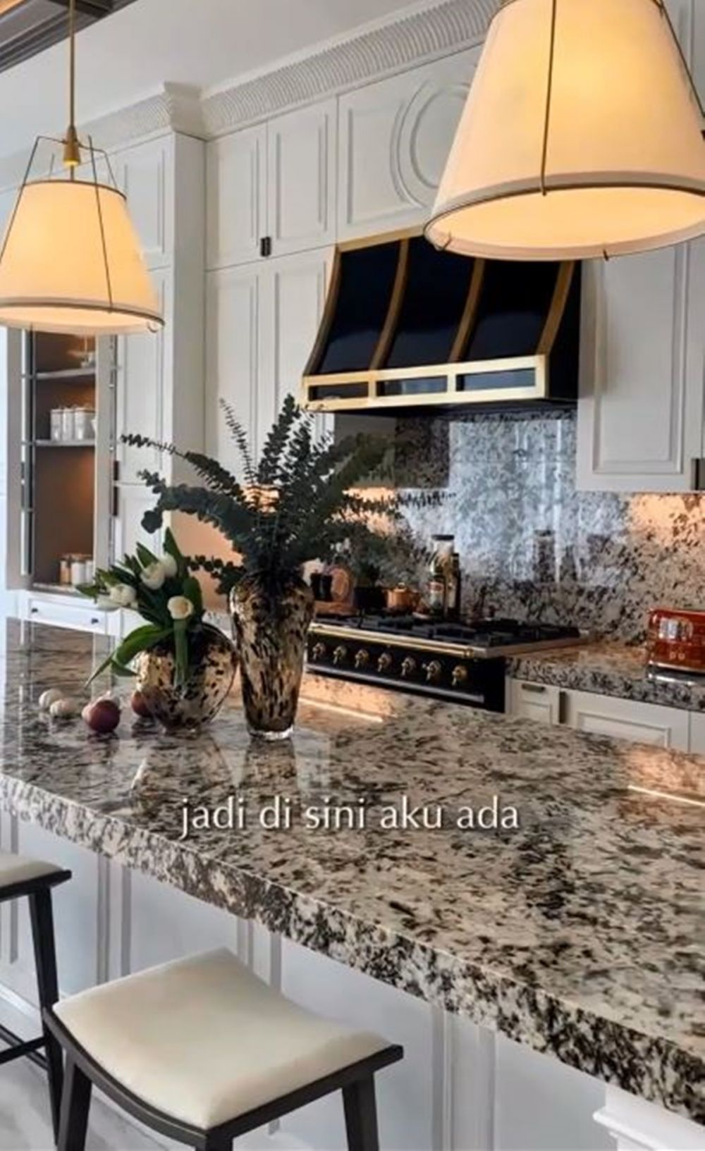 Rumah Nabila Syakieb megah ala American clasic, interior dapur bak resto bintang 5, ini 9 potretnya