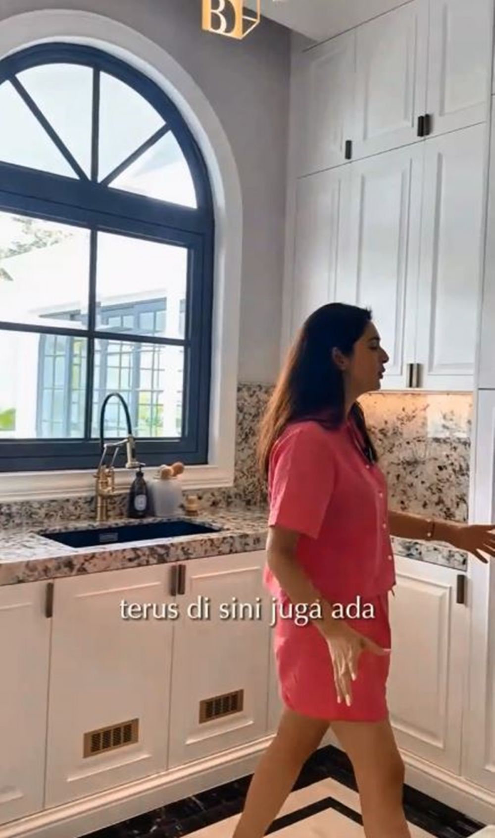 Rumah Nabila Syakieb megah ala American clasic, interior dapur bak resto bintang 5, ini 9 potretnya