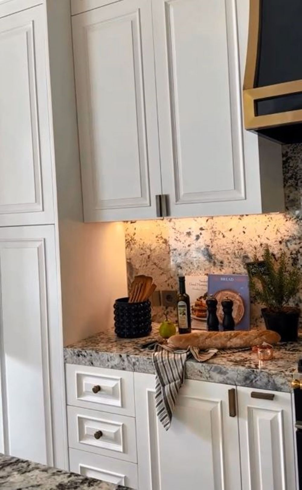 Rumah Nabila Syakieb megah ala American clasic, interior dapur bak resto bintang 5, ini 9 potretnya