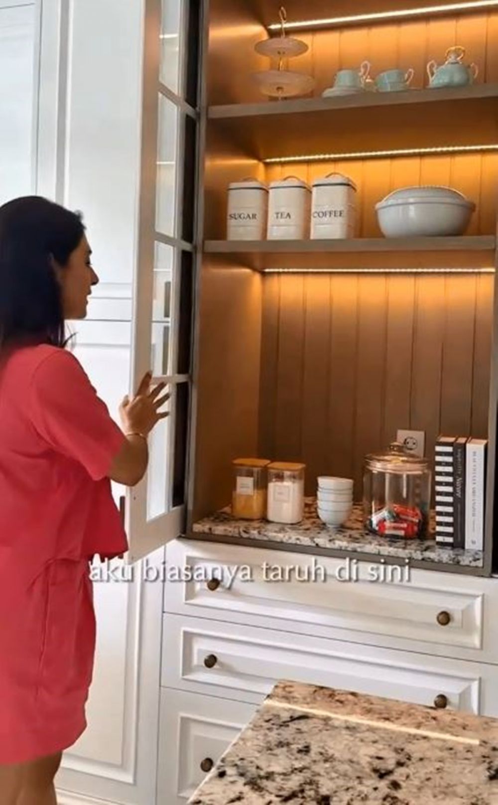 Rumah Nabila Syakieb megah ala American clasic, interior dapur bak resto bintang 5, ini 9 potretnya