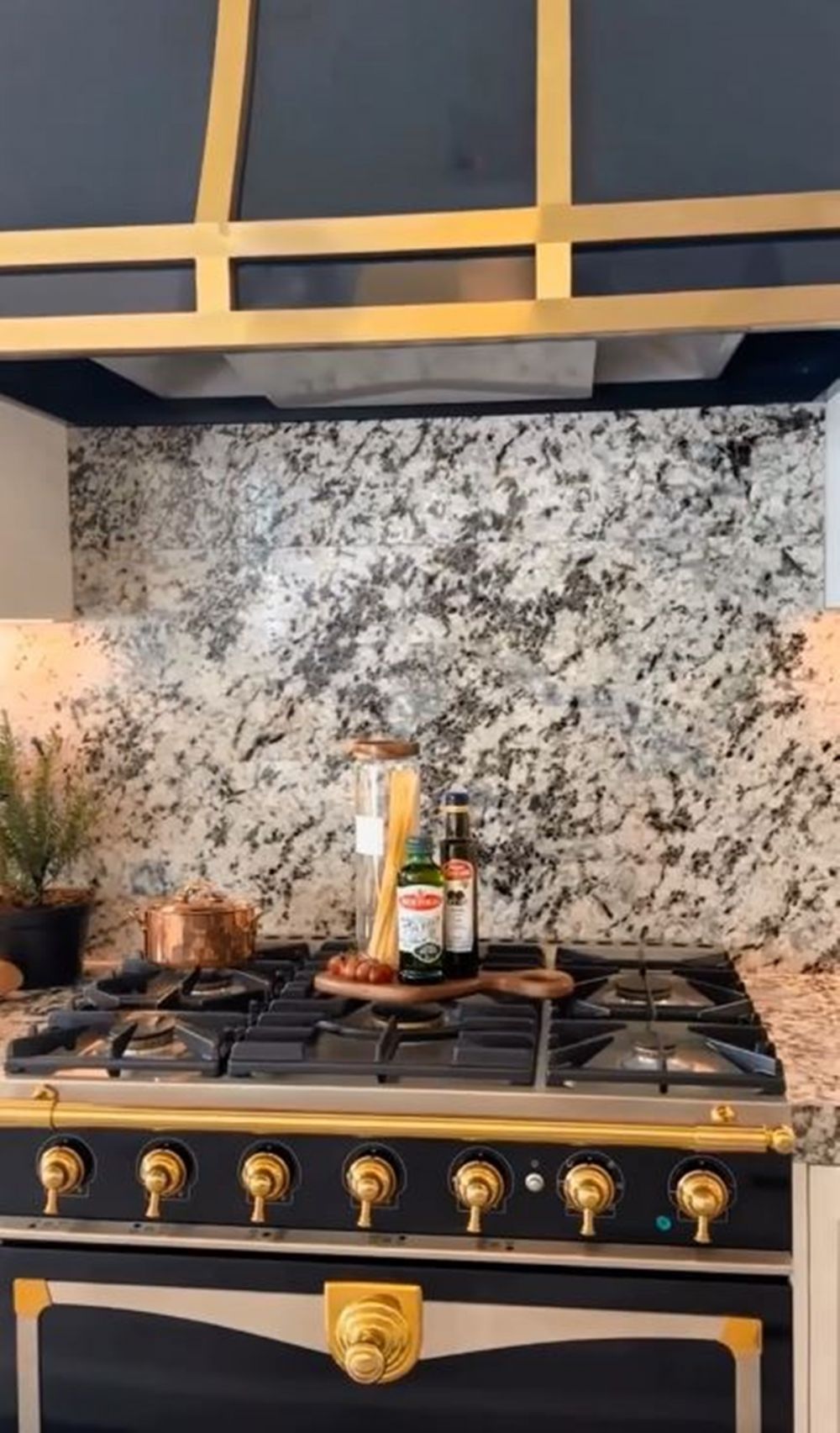Rumah Nabila Syakieb megah ala American clasic, interior dapur bak resto bintang 5, ini 9 potretnya