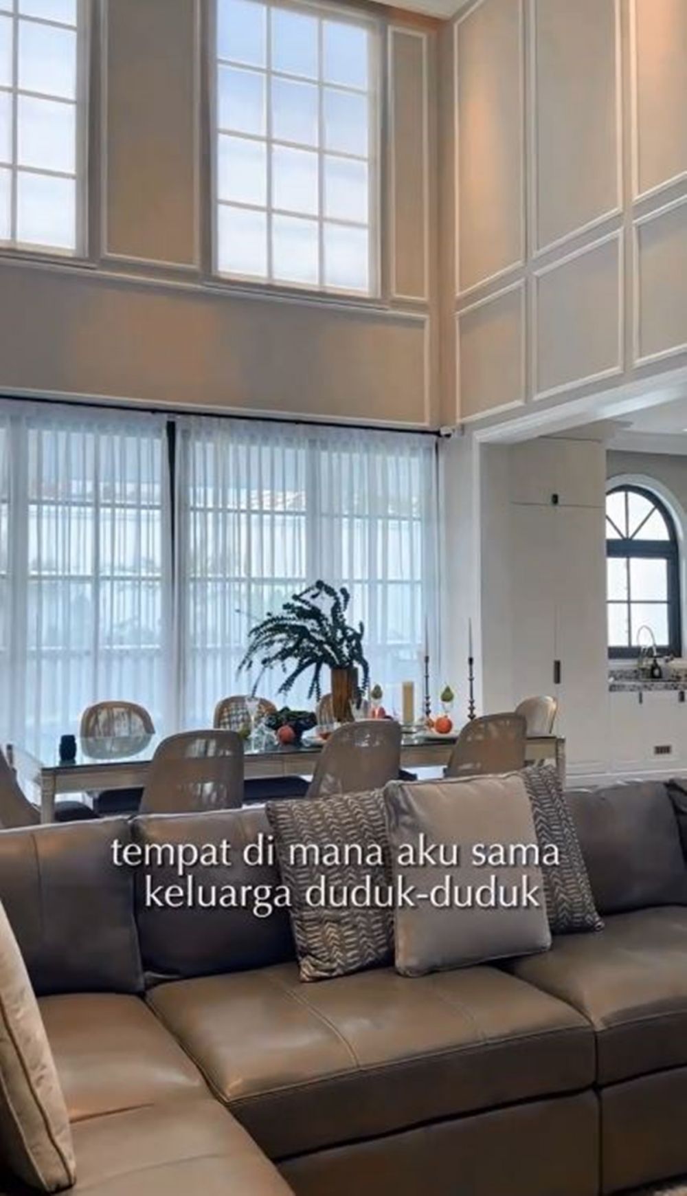 Rumah Nabila Syakieb megah ala American clasic, interior dapur bak resto bintang 5, ini 9 potretnya