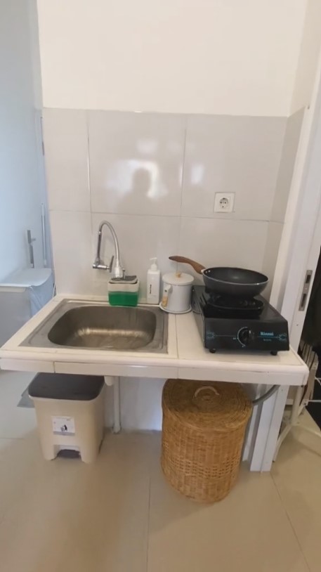 Kontrakan mini buka pintu langsung dapur ini penataannya ciamik, tak bikin terasa sumpek, 9 potretnya