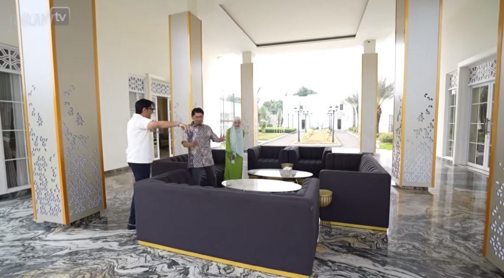 Punya mini bar hingga kamar tidur, 11 potret waiting room Ustaz Solmed yang dilengkapi lobby bak hotel