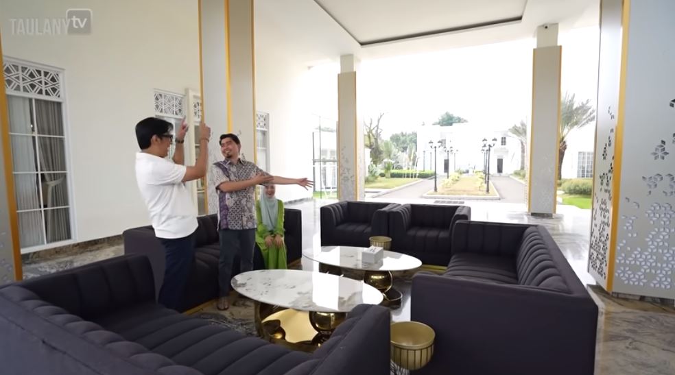 Punya mini bar hingga kamar tidur, 11 potret waiting room Ustaz Solmed yang dilengkapi lobby bak hotel