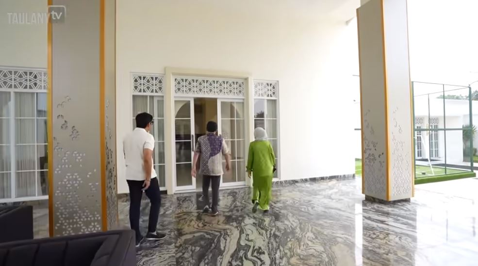 Punya mini bar hingga kamar tidur, 11 potret waiting room Ustaz Solmed yang dilengkapi lobby bak hotel