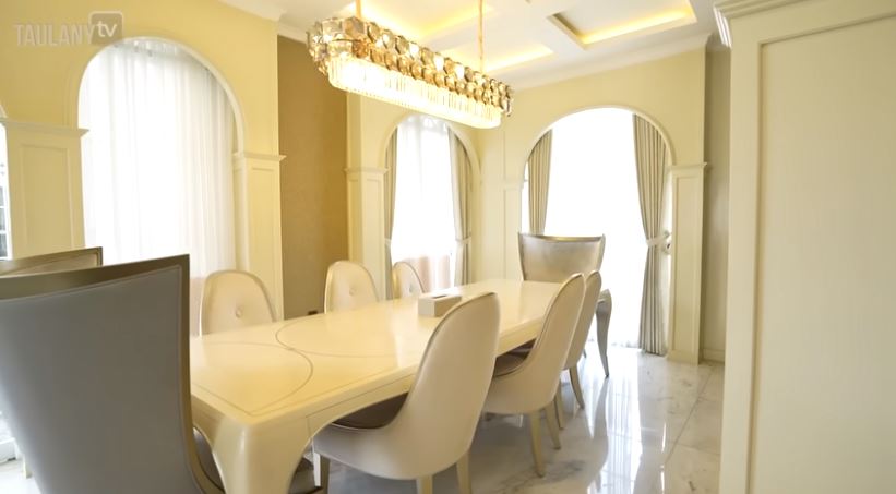 Punya mini bar hingga kamar tidur, 11 potret waiting room Ustaz Solmed yang dilengkapi lobby bak hotel