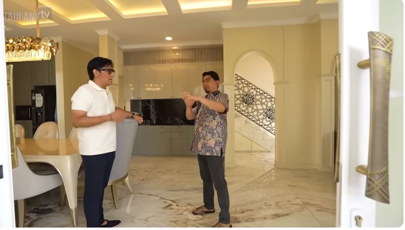 Punya mini bar hingga kamar tidur, 11 potret waiting room Ustaz Solmed yang dilengkapi lobby bak hotel