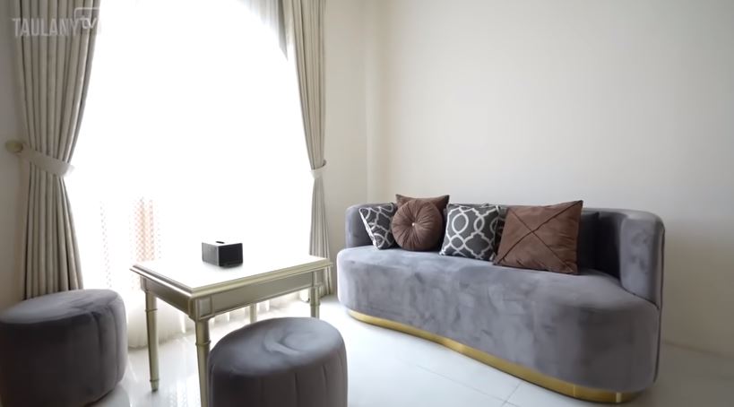 Punya mini bar hingga kamar tidur, 11 potret waiting room Ustaz Solmed yang dilengkapi lobby bak hotel