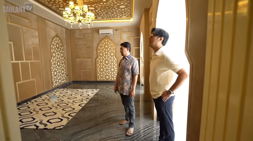 Punya mini bar hingga kamar tidur, 11 potret waiting room Ustaz Solmed yang dilengkapi lobby bak hotel