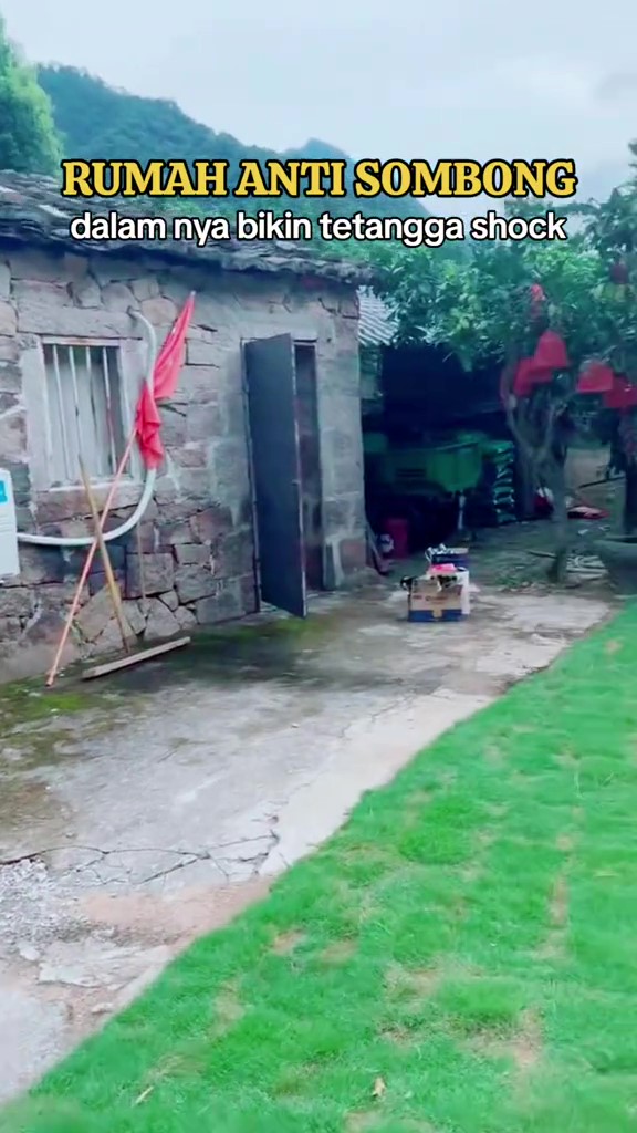 Penampakan luarnya mirip pos kamling, 8 potret ruang tamu ini bak tempat karaoke eksklusif