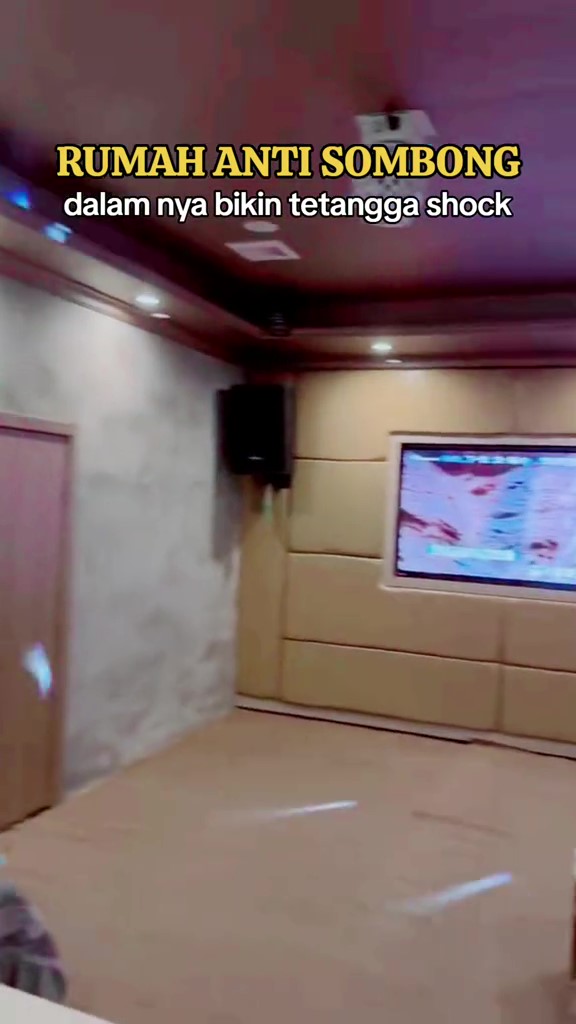 Penampakan luarnya mirip pos kamling, 8 potret ruang tamu ini bak tempat karaoke eksklusif