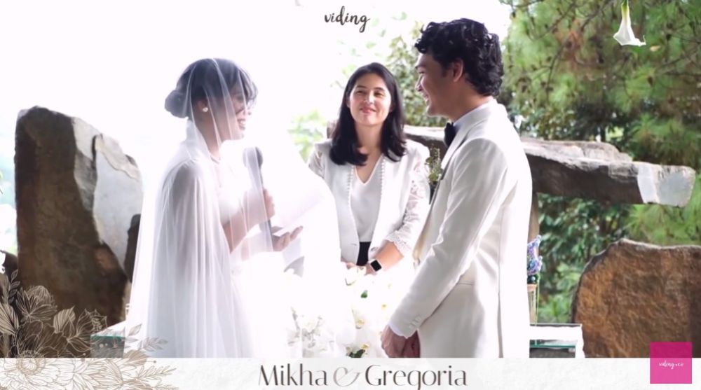 11 Momen pemberkatan nikah Gregoria Mariska dan Mikha Angelo, menangis saat ucapkan janji suci