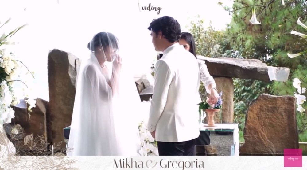 11 Momen pemberkatan nikah Gregoria Mariska dan Mikha Angelo, menangis saat ucapkan janji suci
