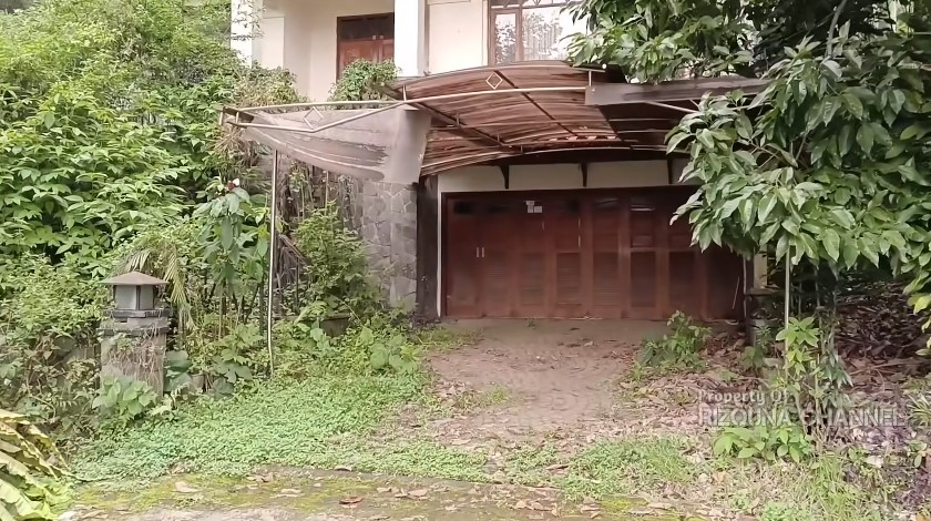 Tetap berdiri kokoh meski terbengkai, ini 9 potret rumah masa kecil Ariel NOAH di area perumahan elit