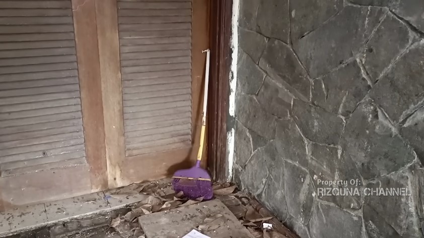 Tetap berdiri kokoh meski terbengkai, ini 9 potret rumah masa kecil Ariel NOAH di area perumahan elit