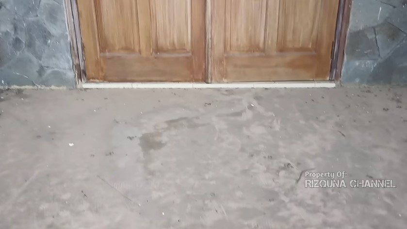 Tetap berdiri kokoh meski terbengkai, ini 9 potret rumah masa kecil Ariel NOAH di area perumahan elit