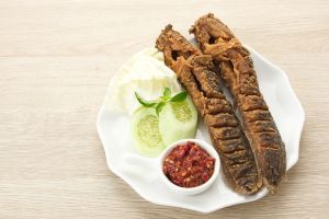 Trik menggoreng ikan lele agar lurus dan antilengket di wajan
