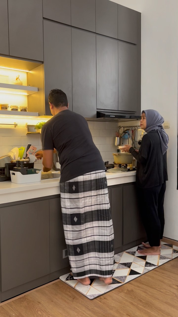 Rombak rumah hanya gegara tikus, begini 9 potret dapur kayu Tantri Kotak yang disulap jadi minimalis