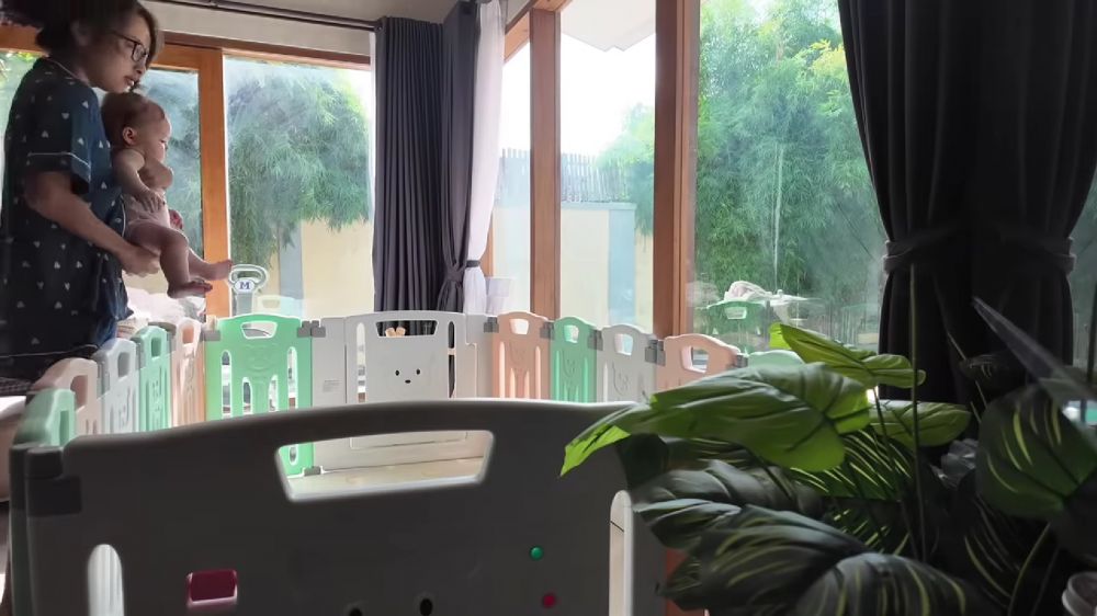 Didesain semi industrial sejuk bak tinggal di vila, intip 10 potret rumah Jennifer Coppen