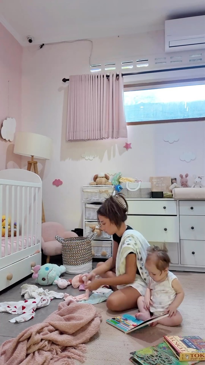 Didesain semi industrial sejuk bak tinggal di vila, intip 10 potret rumah Jennifer Coppen