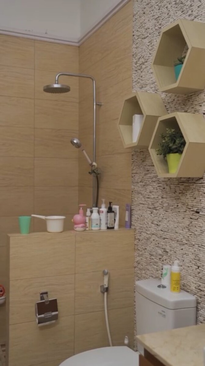 Dari minimalis direnovasi jadi apik, 11 potret makeover kamar mandi Irish Bella dindingnya curi atensi
