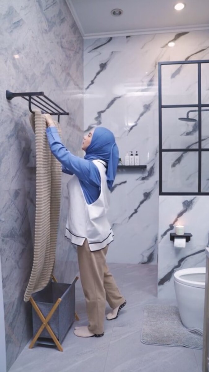 Dari minimalis direnovasi jadi apik, 11 potret makeover kamar mandi Irish Bella dindingnya curi atensi