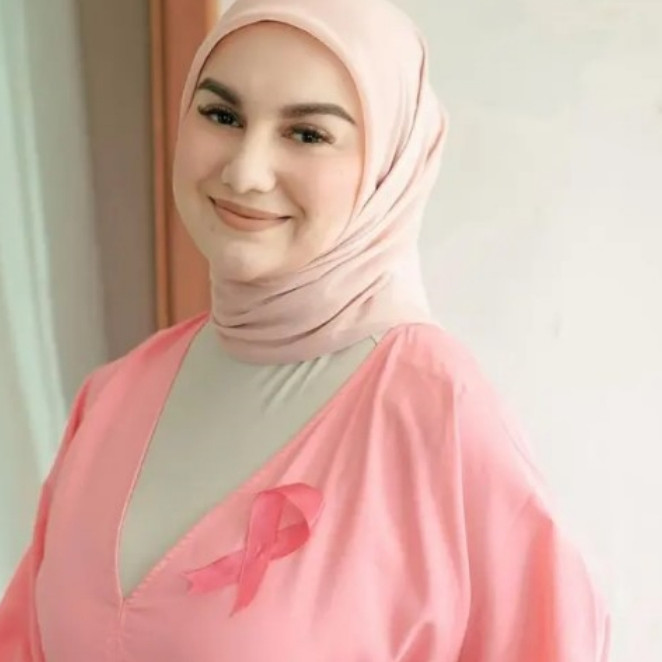 Dari minimalis direnovasi jadi apik, 11 potret makeover kamar mandi Irish Bella dindingnya curi atensi