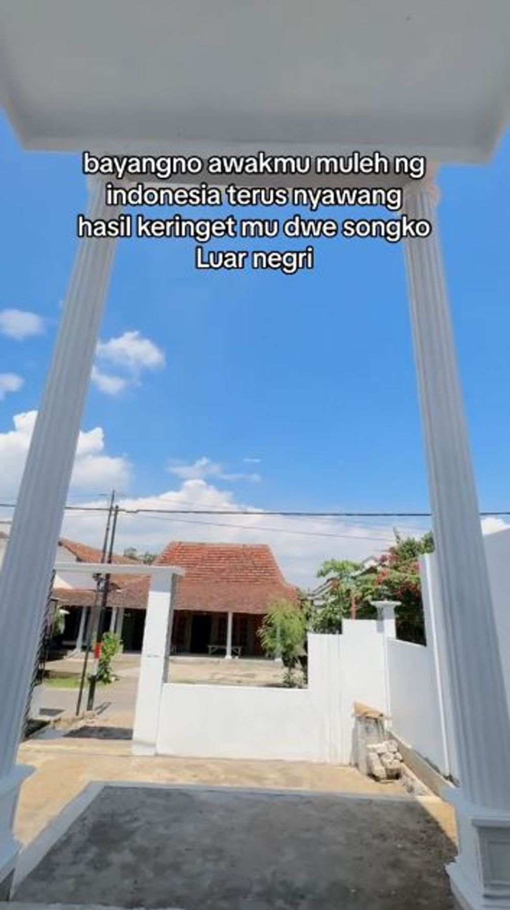 Pria ini pamer bangun rumah mewah dan minimarket usai 2 tahun jadi TKI, 9 potretnya tuai perdebatan