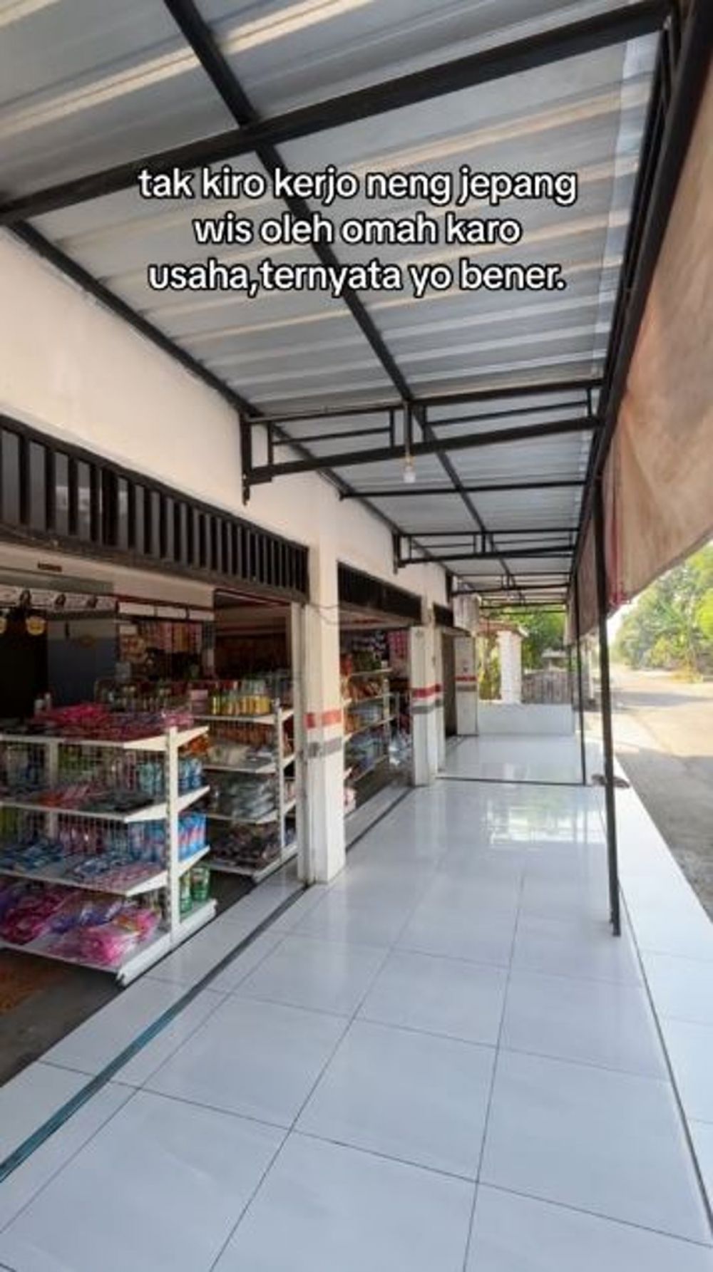 Pria ini pamer bangun rumah mewah dan minimarket usai 2 tahun jadi TKI, 9 potretnya tuai perdebatan