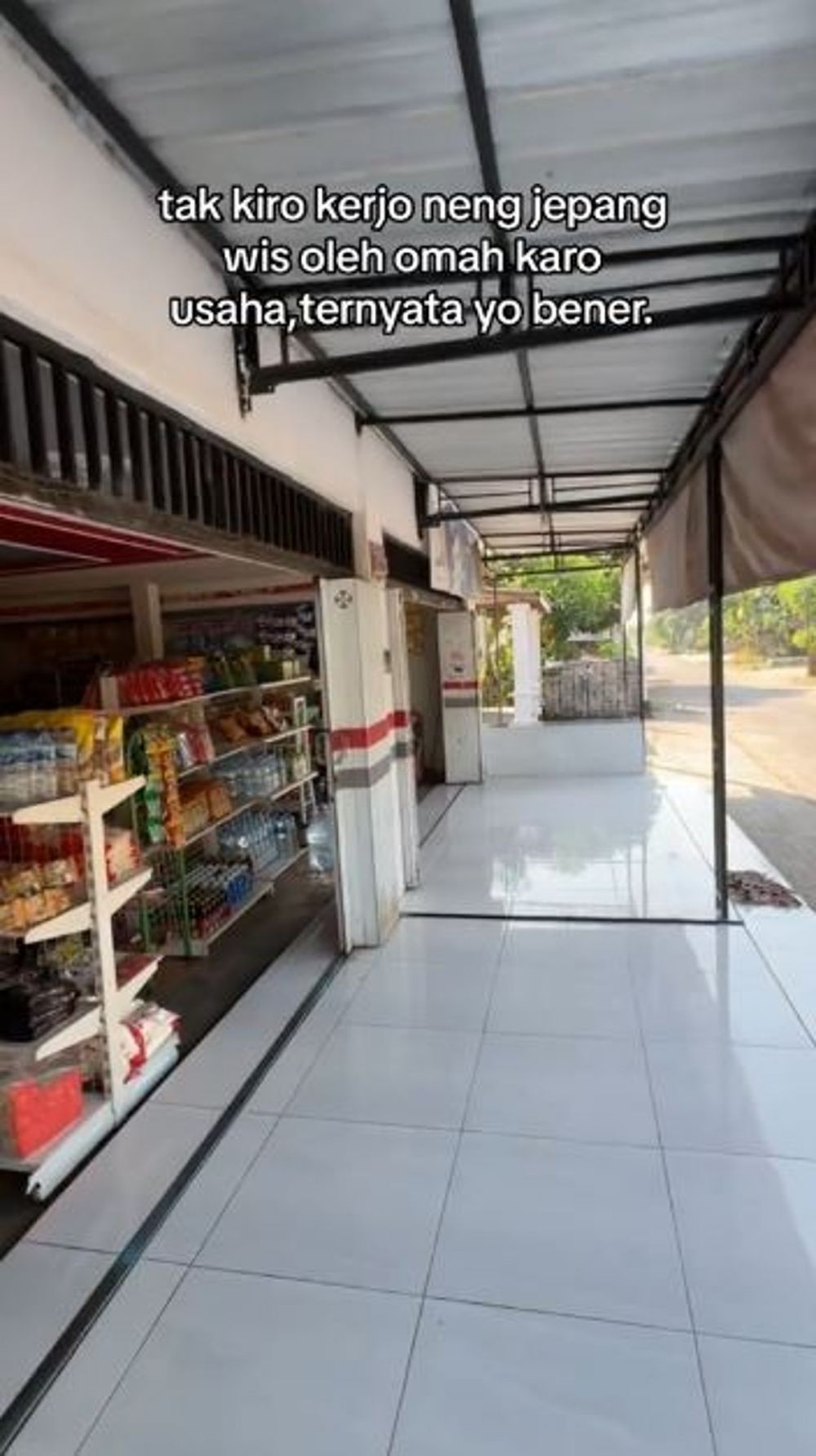 Pria ini pamer bangun rumah mewah dan minimarket usai 2 tahun jadi TKI, 9 potretnya tuai perdebatan