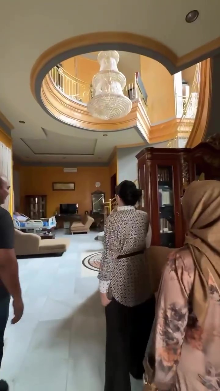 Punya rumah megah luasnya 6.000 meter persegi, 9 potret hunian Mat Solar 'Bajuri' ini ala Timur Tengah