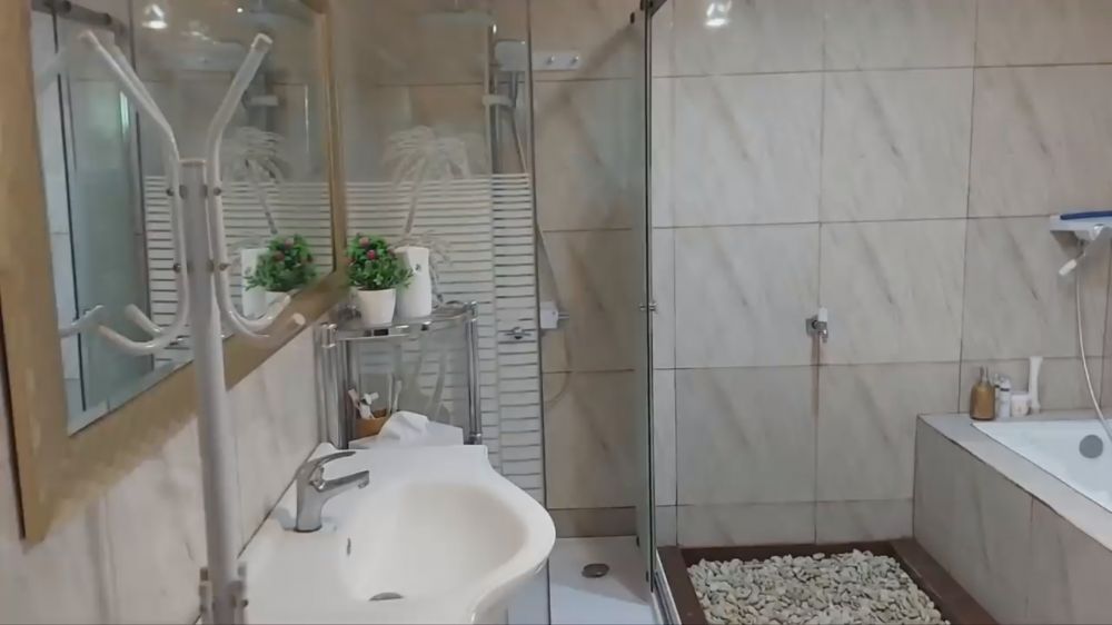 Luarnya berdinding triplek beratap seng, dalamnya ada kamar mandi mewah bikin melongo, ini 9 potretnya