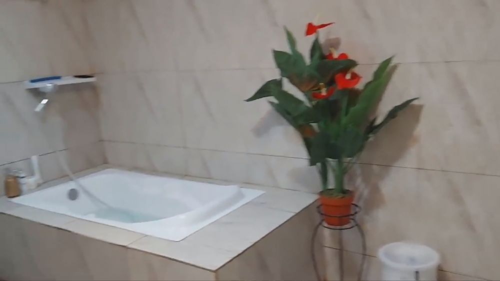 Luarnya berdinding triplek beratap seng, dalamnya ada kamar mandi mewah bikin melongo, ini 9 potretnya