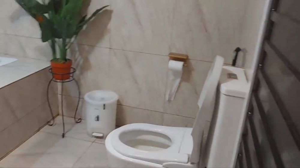 Luarnya berdinding triplek beratap seng, dalamnya ada kamar mandi mewah bikin melongo, ini 9 potretnya