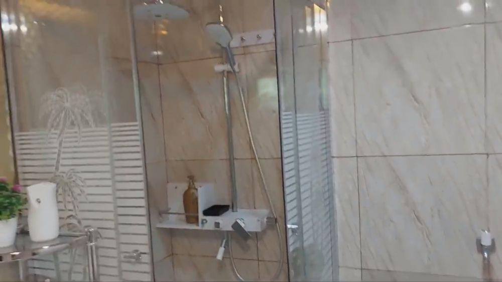 Luarnya berdinding triplek beratap seng, dalamnya ada kamar mandi mewah bikin melongo, ini 9 potretnya