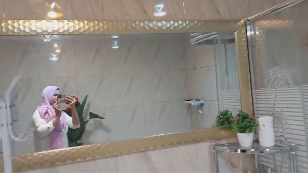 Luarnya berdinding triplek beratap seng, dalamnya ada kamar mandi mewah bikin melongo, ini 9 potretnya